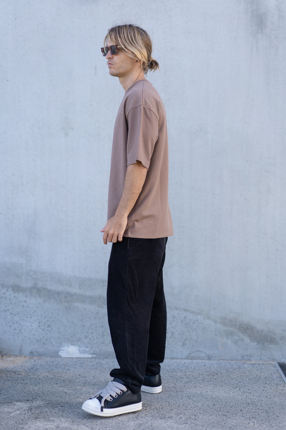 ESSENTIAL BROWN TEE