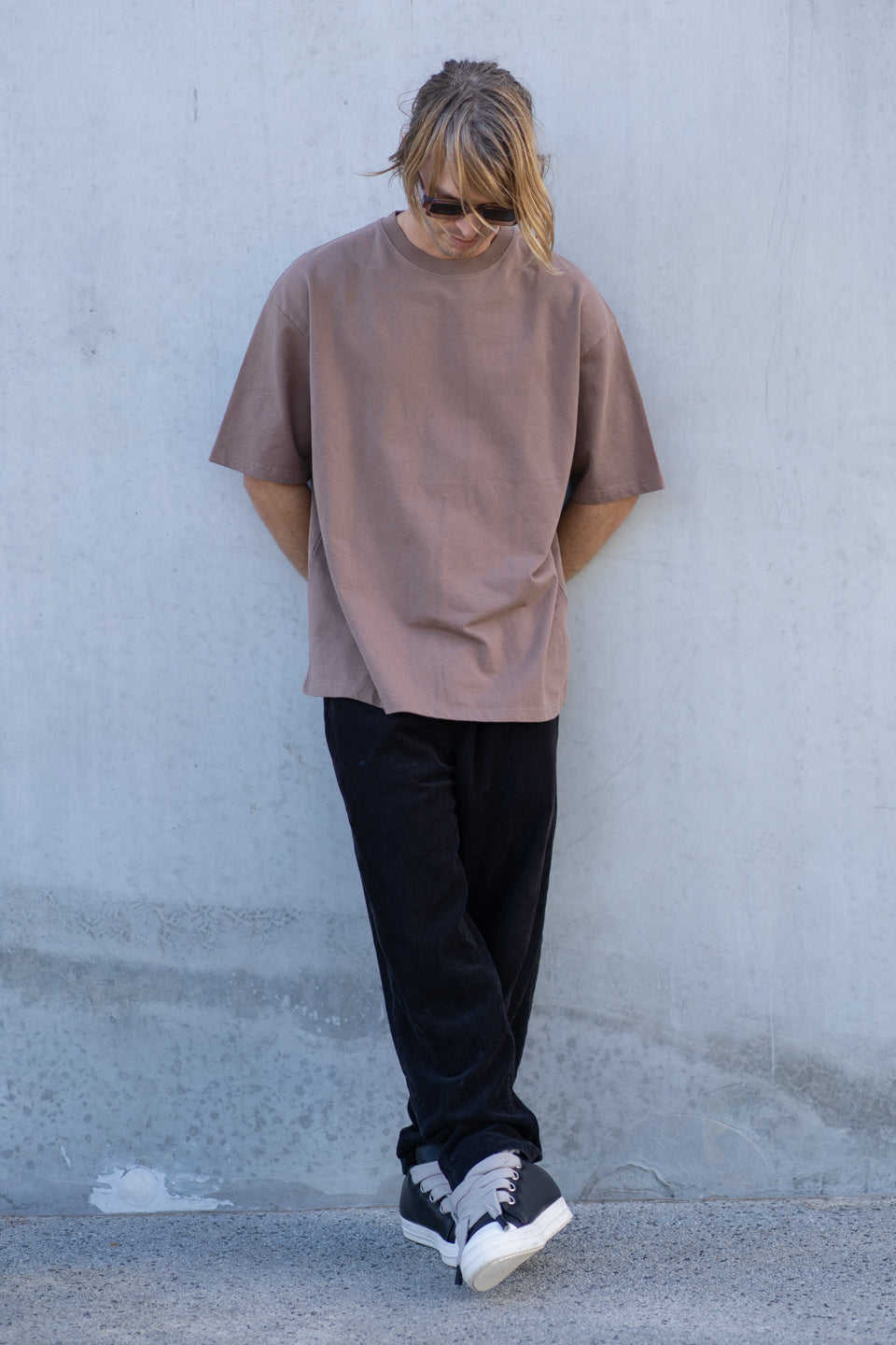 ESSENTIAL BROWN TEE – Curlyhouse